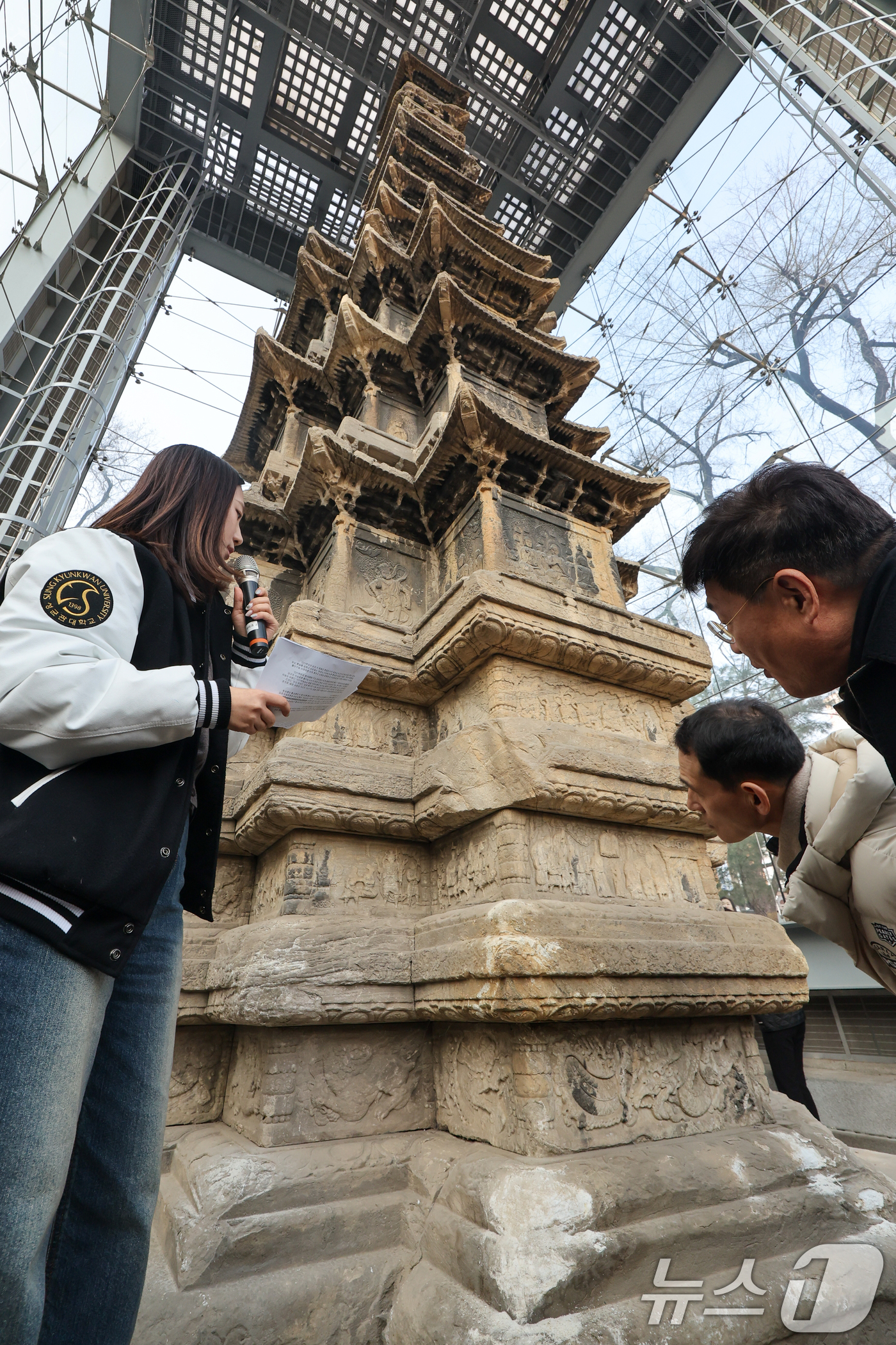 (서울=뉴스1) 안은나 기자 = 성균관대학교 동아리 '역사좀아일' 학생들이 20일 오후 서울 종로구 탑골공원에서 열린 원각사지 십층석탑 공개관람 사전공개회에서 정문헌 구청장 등 참 …