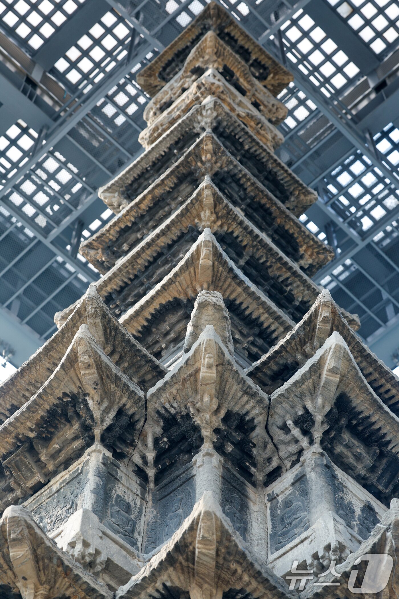 본문 이미지 - 20일 오후 서울 종로구 탑골공원에서 1999년 유리보호각 설치 이후 27년 만에 처음으로 원각사지 십층석탑 내부가 공개되고 있다. 2026.2.20 ⓒ 뉴스1 안은나 기자