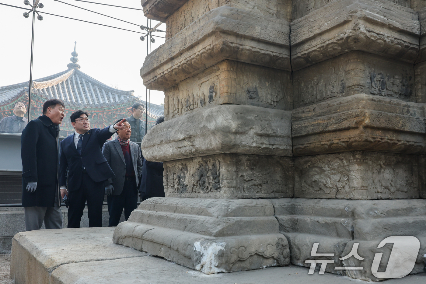(서울=뉴스1) 안은나 기자 = 20일 오후 서울 종로구 탑골공원에서 열린 원각사지 십층석탑 공개관람 사전공개회에서 정문헌 구청장 등 참석자들이 탑을 살피고 있다.종로구는 1999 …