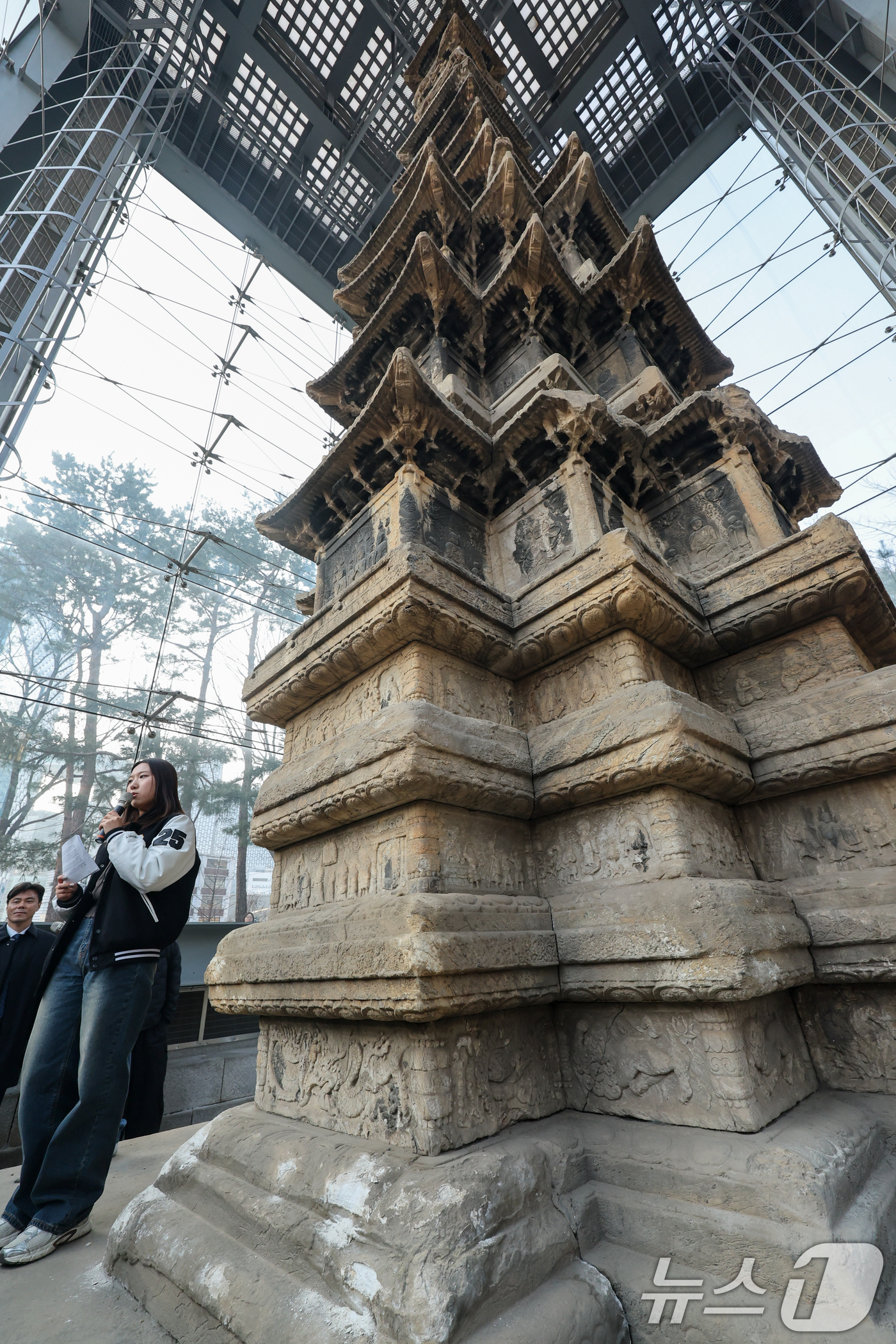 (서울=뉴스1) 안은나 기자 = 성균관대학교 동아리 '역사좀아일' 학생들이 20일 오후 서울 종로구 탑골공원에서 열린 원각사지 십층석탑 공개관람 사전공개회에서 정문헌 구청장 등 참 …