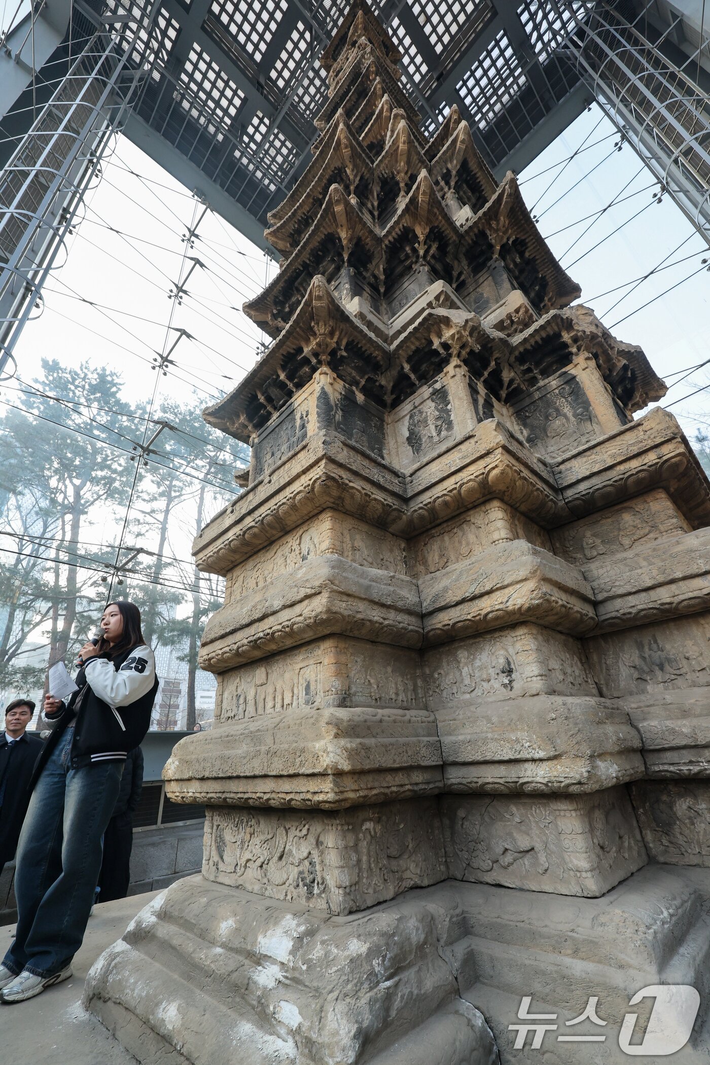 본문 이미지 - 성균관대학교 동아리 '역사좀아일' 학생들이 20일 오후 서울 종로구 탑골공원에서 열린 원각사지 십층석탑 공개관람 사전공개회에서 정문헌 구청장 등 참석자들을 향해 설명하고 있다. 종로구는 1999년 유리보호각 설치 이후 27년 만에 처음으로 국보 서울 원각사지 십층석탑 내부를 일반에 공개한다. 기간은 내달 4일부터 15일까지며, 관람을 원하는 일반인은 서울시공공서비스예약을 통해 예약 접수를 하면 된다. 2026.2.20 ⓒ 뉴스1 안은나 기자