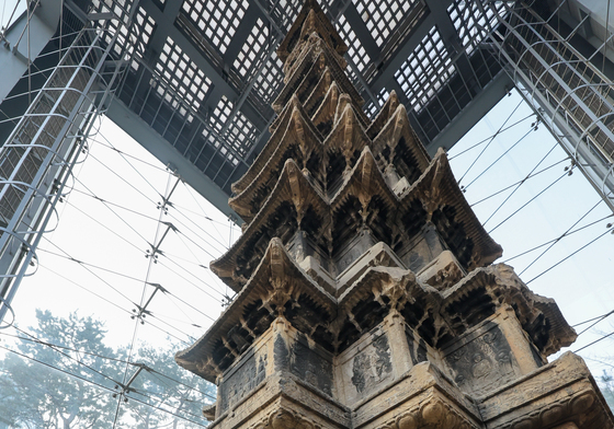 유리보호각 설치 이후 27년 만에 공개된 원각사지 십층석탑