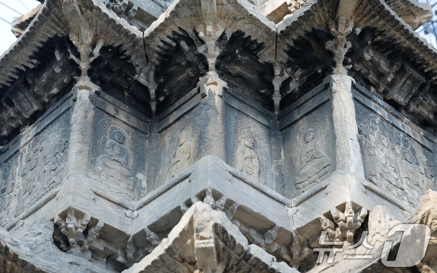 본문 이미지 - 20일 오후 서울 종로구 탑골공원에서 1999년 유리보호각 설치 이후 27년 만에 처음으로 원각사지 십층석탑 내부가 공개되고 있다. 2026.2.20 ⓒ 뉴스1 안은나 기자