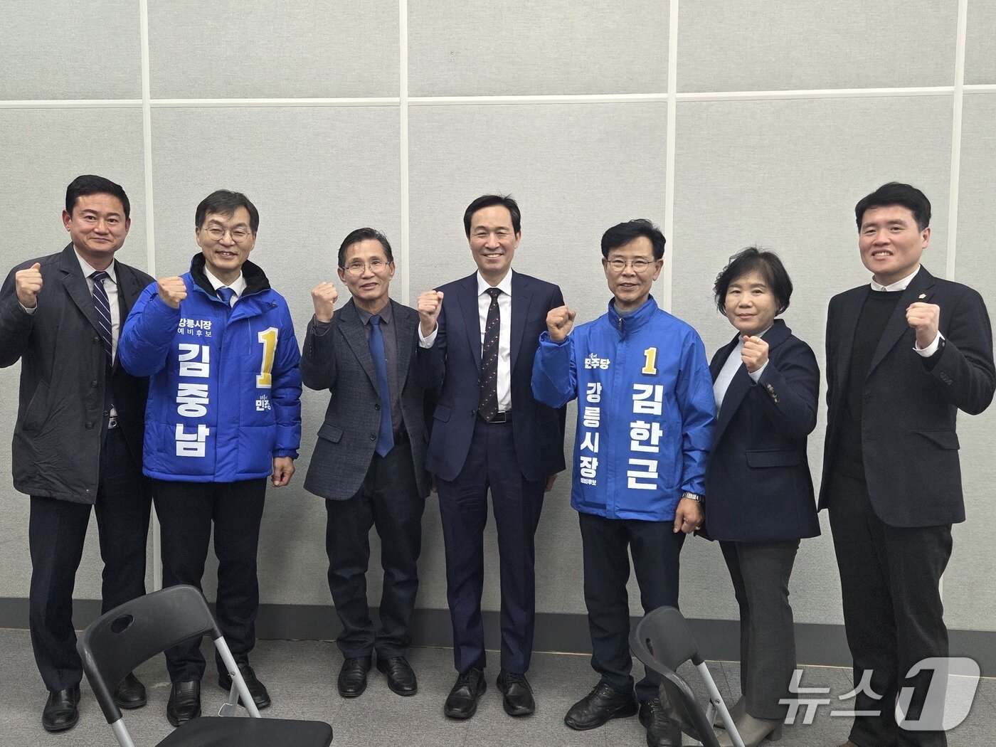 본문 이미지 - 20일 우상호 전 청와대 정무수석의 강원 강릉 일정에 김중남(사진 왼쪽 두번째), 김한근(사진 오른쪽 세번째) 강릉시장 예비후보가 동행해 기념촬영을 하고 있다.(김한근 예비후보 캠프 제공) 2026.2.20/뉴스1