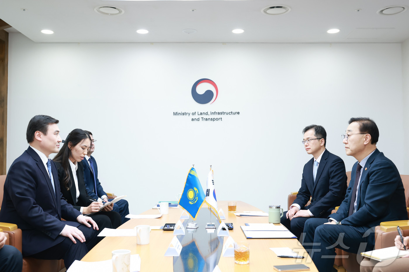 (서울=뉴스1) = 김윤덕 국토교통부 장관이 20일 국토발전전시관에서 아르스타노프 누르갈리 주한카자흐스탄 대사와 면담하고 있다. (국토부 제공. 재판매 및 DB금지) 2026.2. …