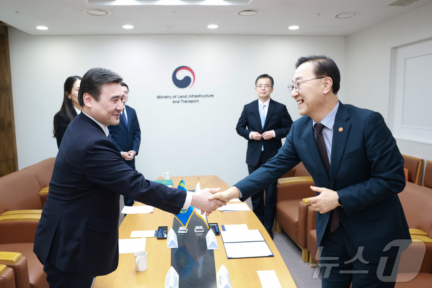 (서울=뉴스1) = 김윤덕 국토교통부 장관이 20일 국토발전전시관에서 아르스타노프 누르갈리 주한 카자흐스탄 대사와 악수하고 있다. (국토부 제공. 재판매 및 DB금지) 2026.2 …