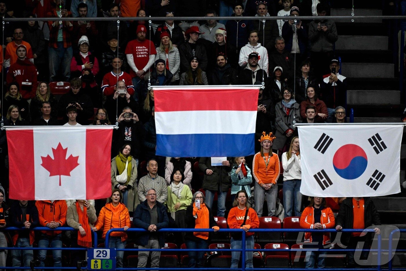 본문 이미지 - 2026 밀라노 코르티나 동계 올림픽 쇼트트랙 시상식에서 잘못된 디자인의 태극기가 게양됐다. ⓒ AFP=뉴스1