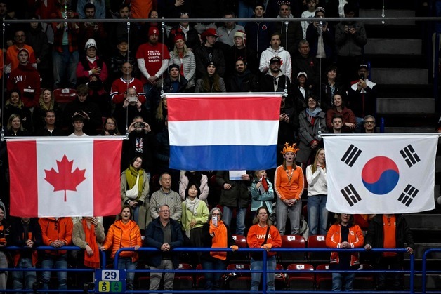 쇼트트랙 시상식에 '잘못된 태극기' 걸렸다…체육회 "구두 항의"