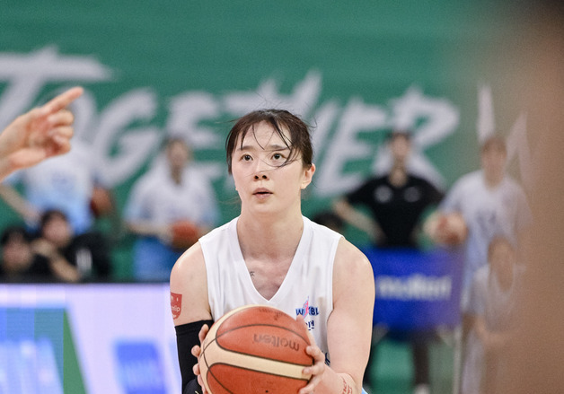 여자농구 최하위 신한은행, 갈 길 바쁜 선두 하나은행 격파