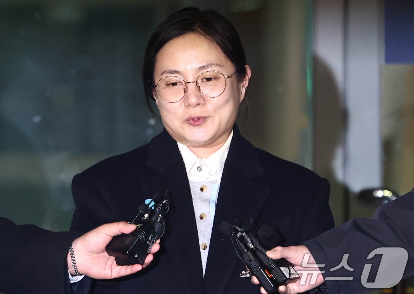 (서울=뉴스1) 김민지 기자 = 전직 매니저들에게 갑질을 했다는 등의 의혹에 휩싸인 개그우먼 박나래가 20일 밤 서울 강남경찰서에서 피고발인 조사를 마치고 나오며 취재진 질의에 답 …