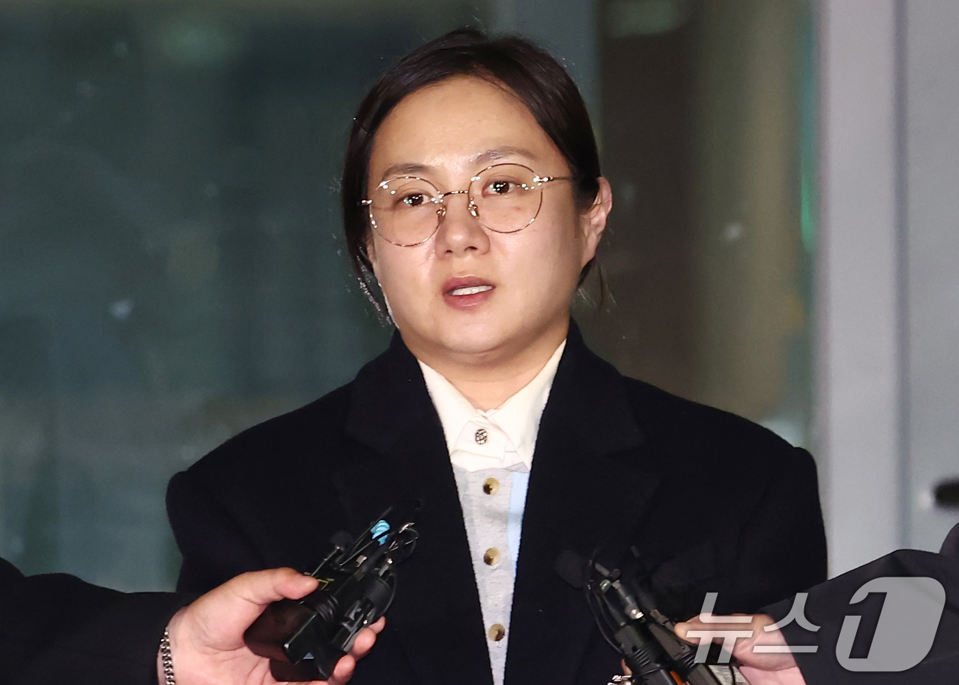 (서울=뉴스1) 김민지 기자 = 전직 매니저들에게 갑질을 했다는 등의 의혹에 휩싸인 개그우먼 박나래가 20일 밤 서울 강남경찰서에서 피고발인 조사를 마치고 나오며 취재진 질의에 답 …