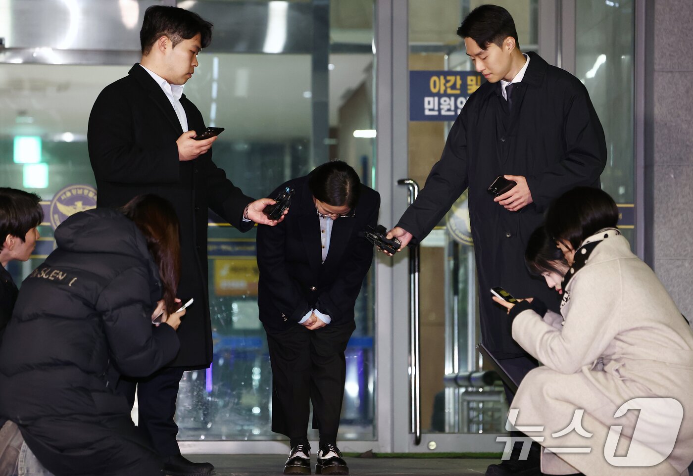 본문 이미지 - 전직 매니저들에게 갑질을 했다는 등의 의혹에 휩싸인 개그우먼 박나래가 20일 밤 서울 강남경찰서에서 피고발인 조사를 마치고 나오며 고개 숙여 인사하고 있다. 2026.2.20 ⓒ 뉴스1 김민지 기자