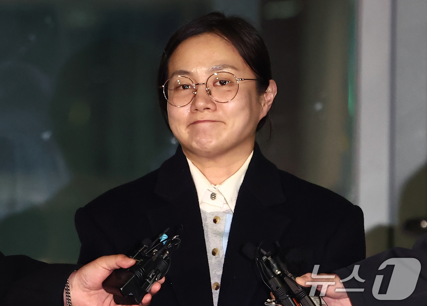 (서울=뉴스1) 김민지 기자 = 전직 매니저들에게 갑질을 했다는 등의 의혹에 휩싸인 개그우먼 박나래가 20일 밤 서울 강남경찰서에서 피고발인 조사를 마치고 나오며 취재진 질의에 답 …