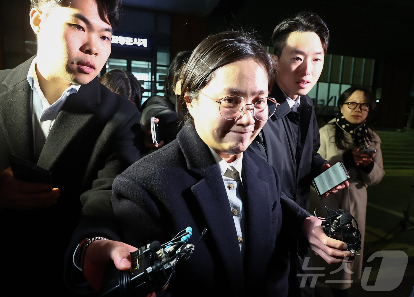 (서울=뉴스1) 김민지 기자 = 전직 매니저들에게 갑질을 했다는 등의 의혹에 휩싸인 개그우먼 박나래가 20일 밤 서울 강남경찰서에서 피고발인 조사를 마치고 나오고 있다. 2026. …