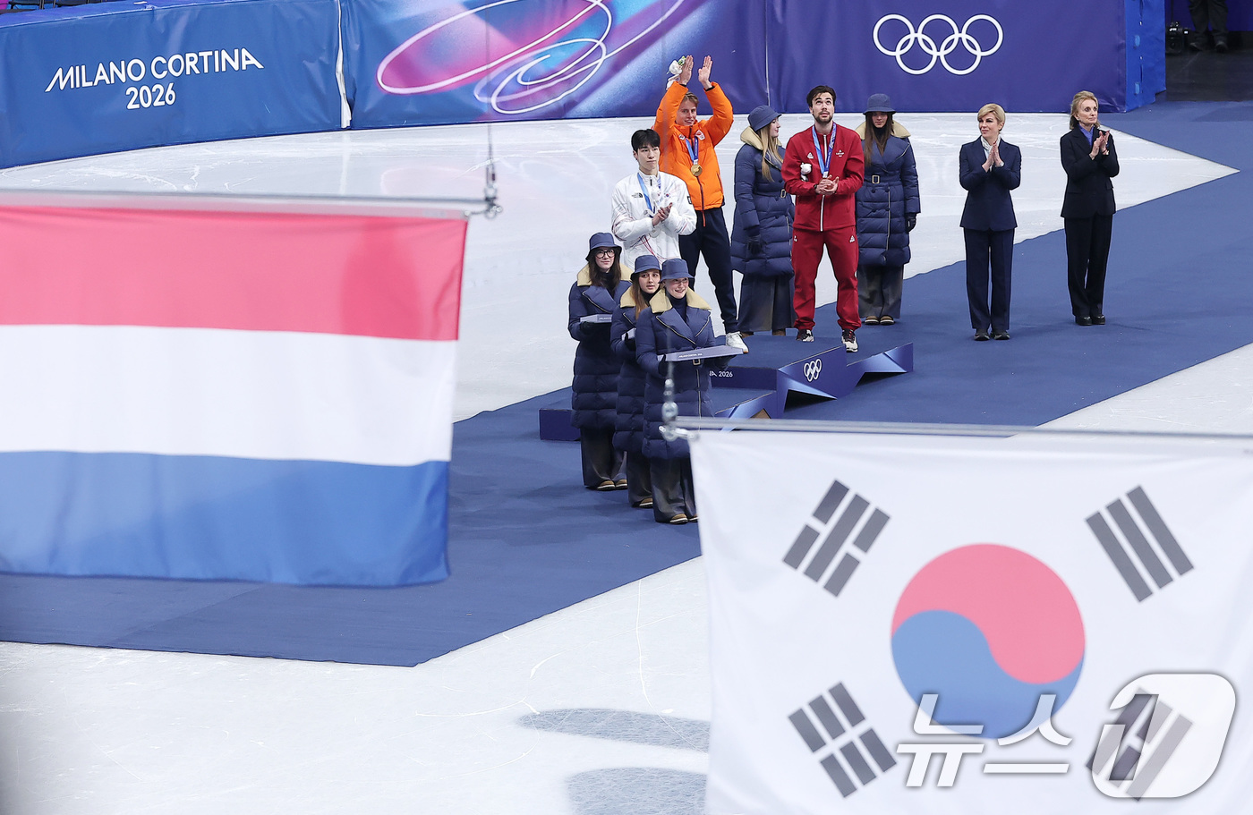 (밀라노=뉴스1) 김성진 기자 = 지난 14일(현지시간) 이탈리아 밀라노 아이스스케이팅 아레나에서 열린 2026 밀라노·코르티나담페초 동계올림픽 쇼트트랙 남자 1500m 시상식에서 …