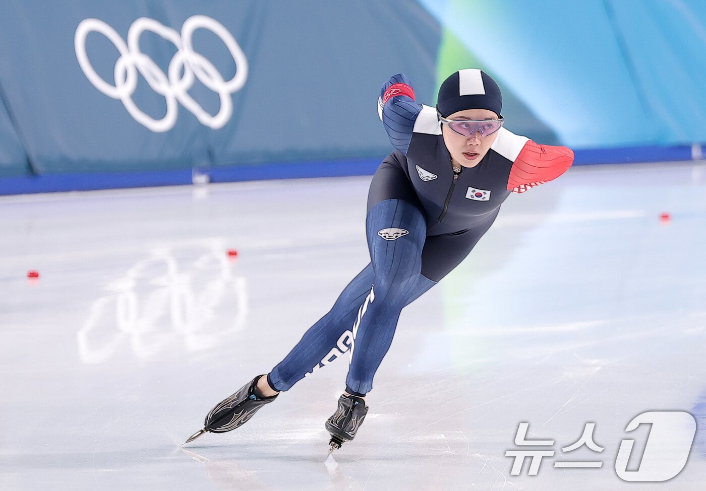본문 이미지 - 스피드스케이팅 박지우가 20일(현지시간) 이탈리아 밀라노 스피드스케이팅 스타디움에서 열린 스피드 스케이팅 여자 1500m에서 질주하고 있다. 2026.2.21 ⓒ 뉴스1 김성진 기자