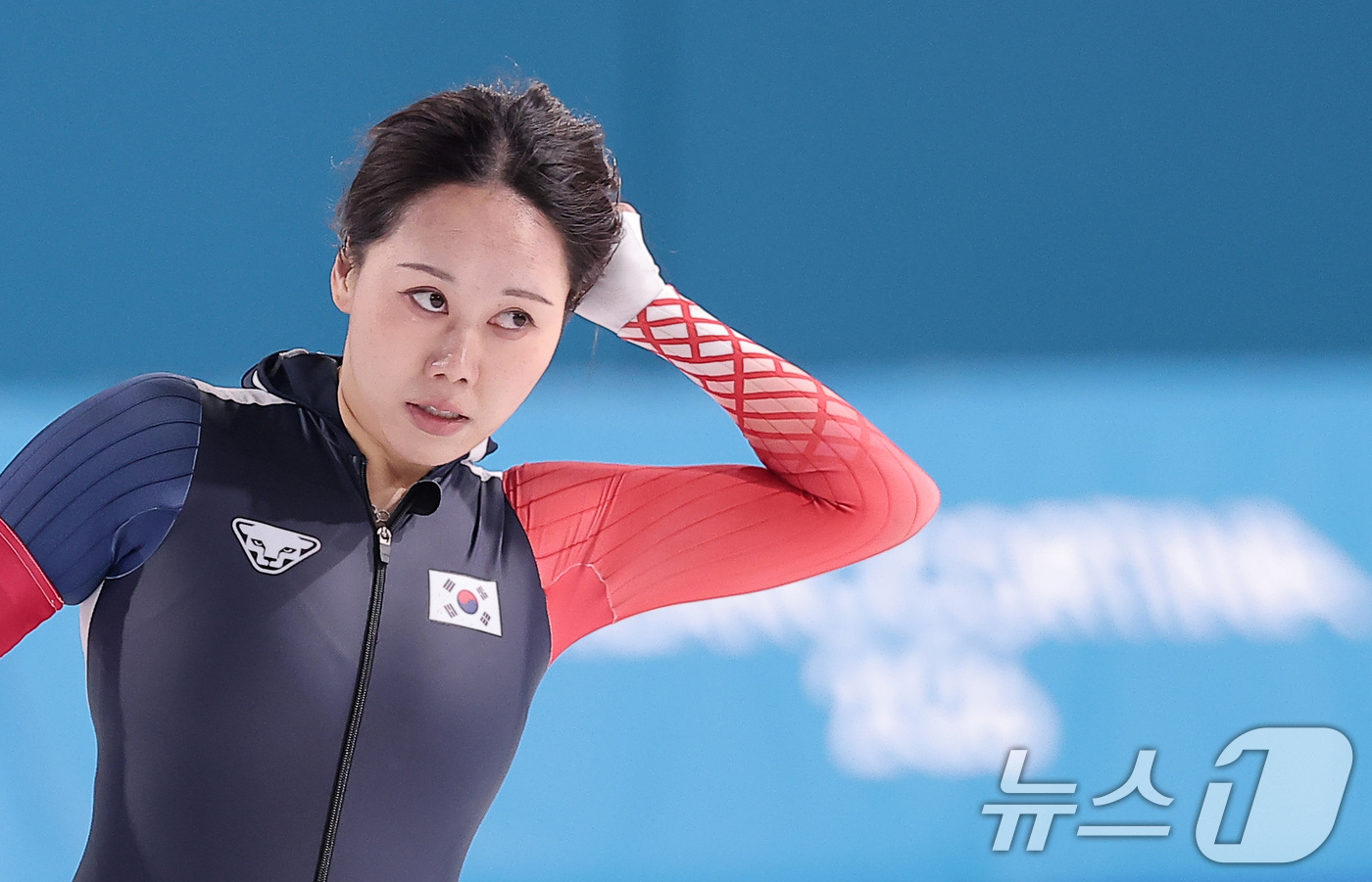 (밀라노=뉴스1) 김성진 기자 = 스피드스케이팅 박지우가 20일(현지시간) 이탈리아 밀라노 스피드스케이팅 스타디움에서 열린 스피드 스케이팅 여자 1500m에서 레이스를 마친 후 기 …