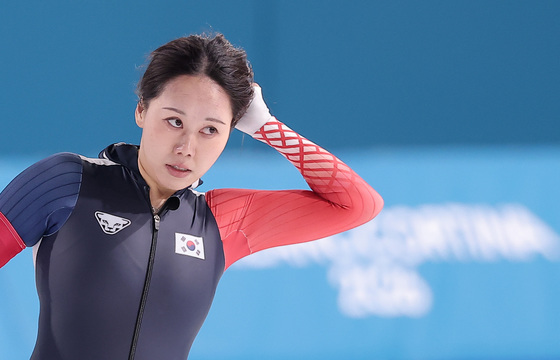 기록 확인하는 박지우