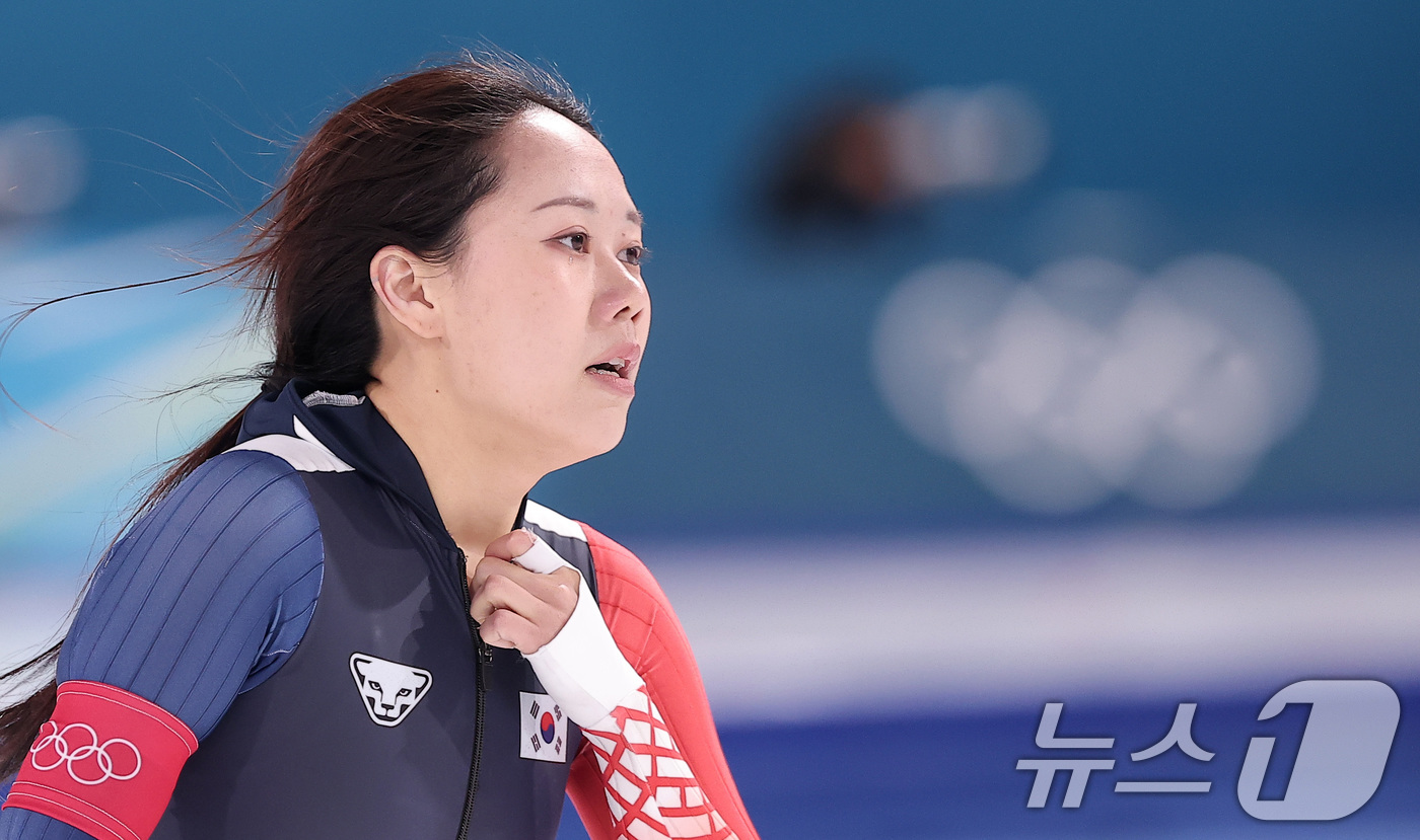 (밀라노=뉴스1) 김성진 기자 = 스피드스케이팅 박지우가 20일(현지시간) 이탈리아 밀라노 스피드스케이팅 스타디움에서 열린 스피드 스케이팅 여자 1500m에서 레이스를 마친 후 기 …