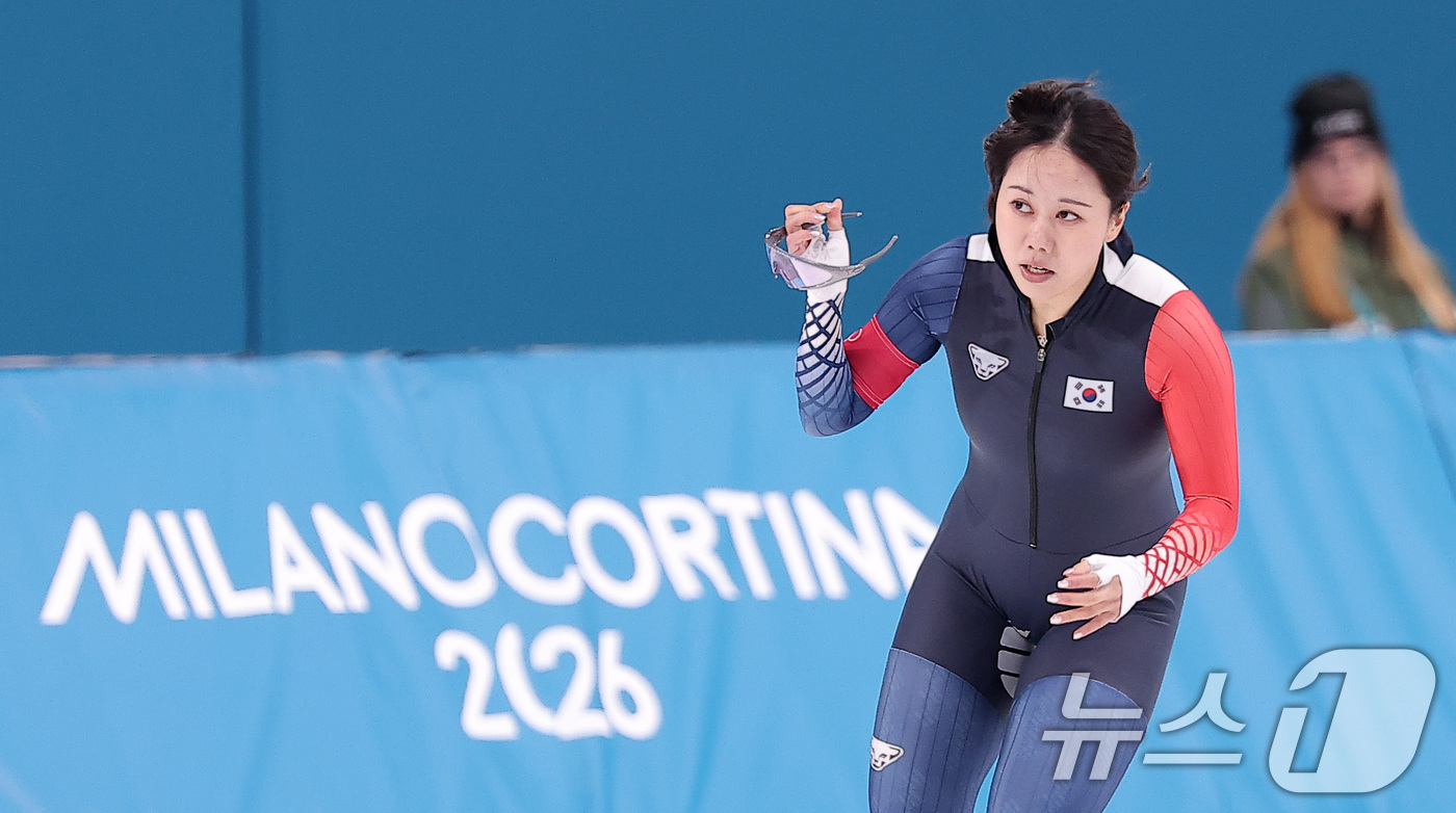 (밀라노=뉴스1) 김성진 기자 = 스피드스케이팅 박지우가 20일(현지시간) 이탈리아 밀라노 스피드스케이팅 스타디움에서 열린 스피드 스케이팅 여자 1500m에서 레이스를 마친 후 기 …