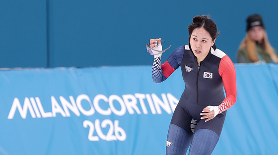 기록 확인하는 박지우