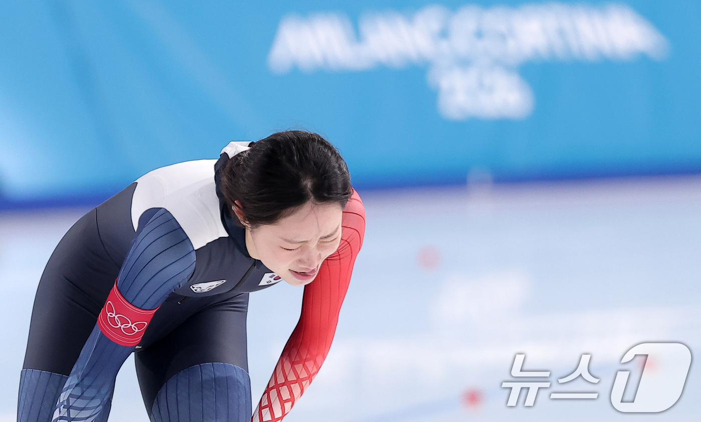 (밀라노=뉴스1) 김성진 기자 = 스피드스케이팅 임리원이 20일(현지시간) 이탈리아 밀라노 스피드스케이팅 스타디움에서 열린 스피드 스케이팅 여자 1500m에서 레이스를 마친 후 아 …