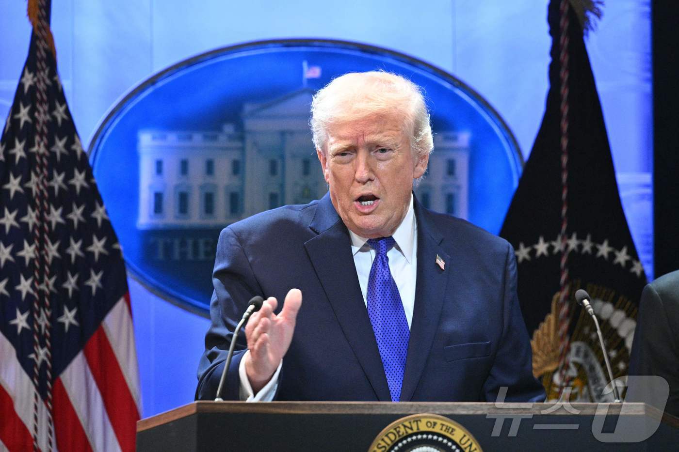 (워싱턴 AFP=뉴스1) 이창규 기자 = 도널드 트럼프 미국 대통령이 20일(현지시간) 백악관 브리핑품에서 연방대법원의 상호관세 위법 판결과 관련해 기자회견을 하고 있다. 2026 …