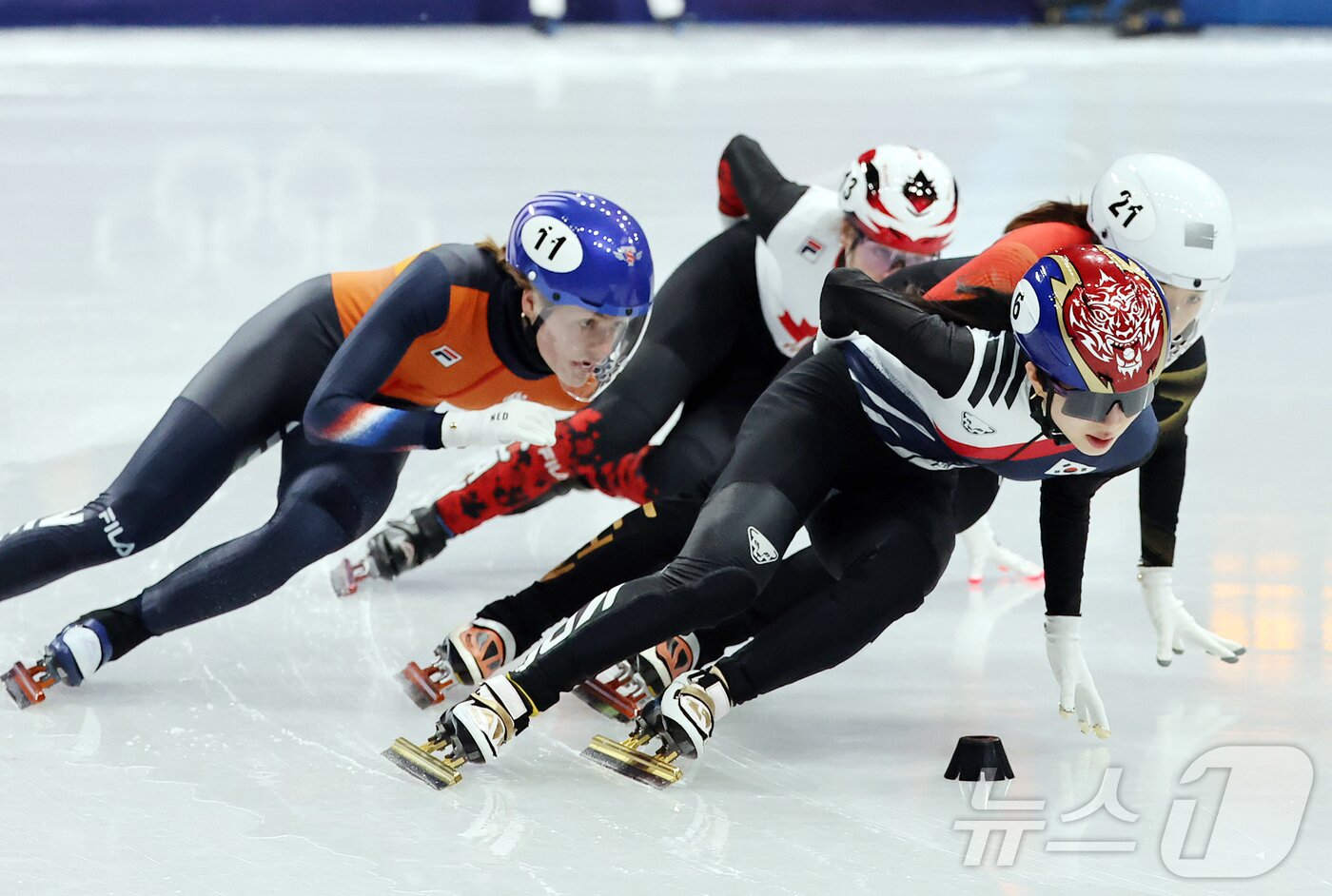 본문 이미지 - 쇼트트랙 김길리가 20일(현지시간) 이탈리아 밀라노 아이스 스케이팅 아레나에서 열린 2026 밀라노·코르티나담페초 동계올림픽 쇼트트랙 여자 1500m 준준결승에서 역주하고 있다. 2026.2.21 ⓒ 뉴스1 김진환 기자