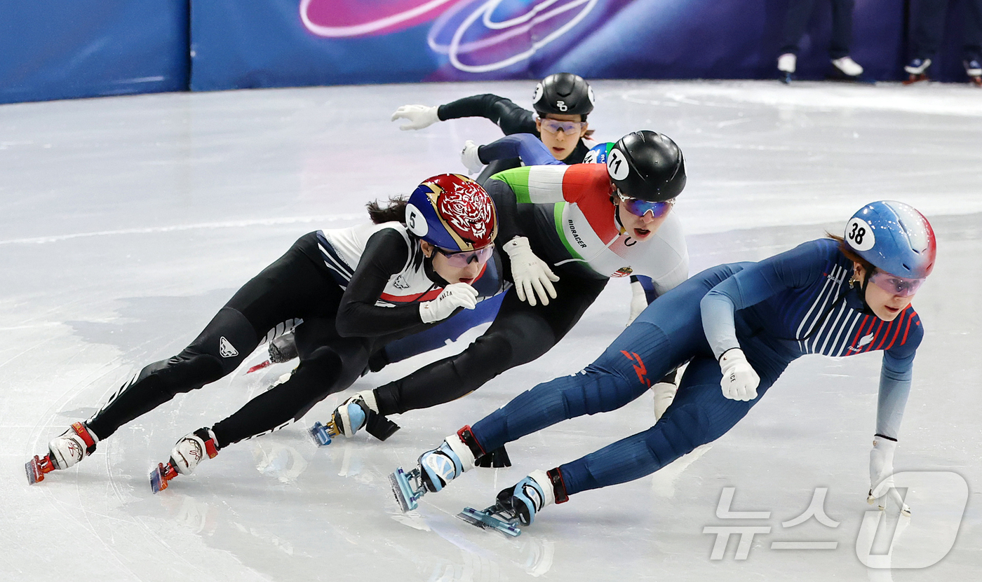 (밀라노=뉴스1) 김진환 기자 = 쇼트트랙 최민정이 20일(현지시간) 이탈리아 밀라노 아이스 스케이팅 아레나에서 열린 2026 밀라노·코르티나담페초 동계올림픽 쇼트트랙 여자 150 …