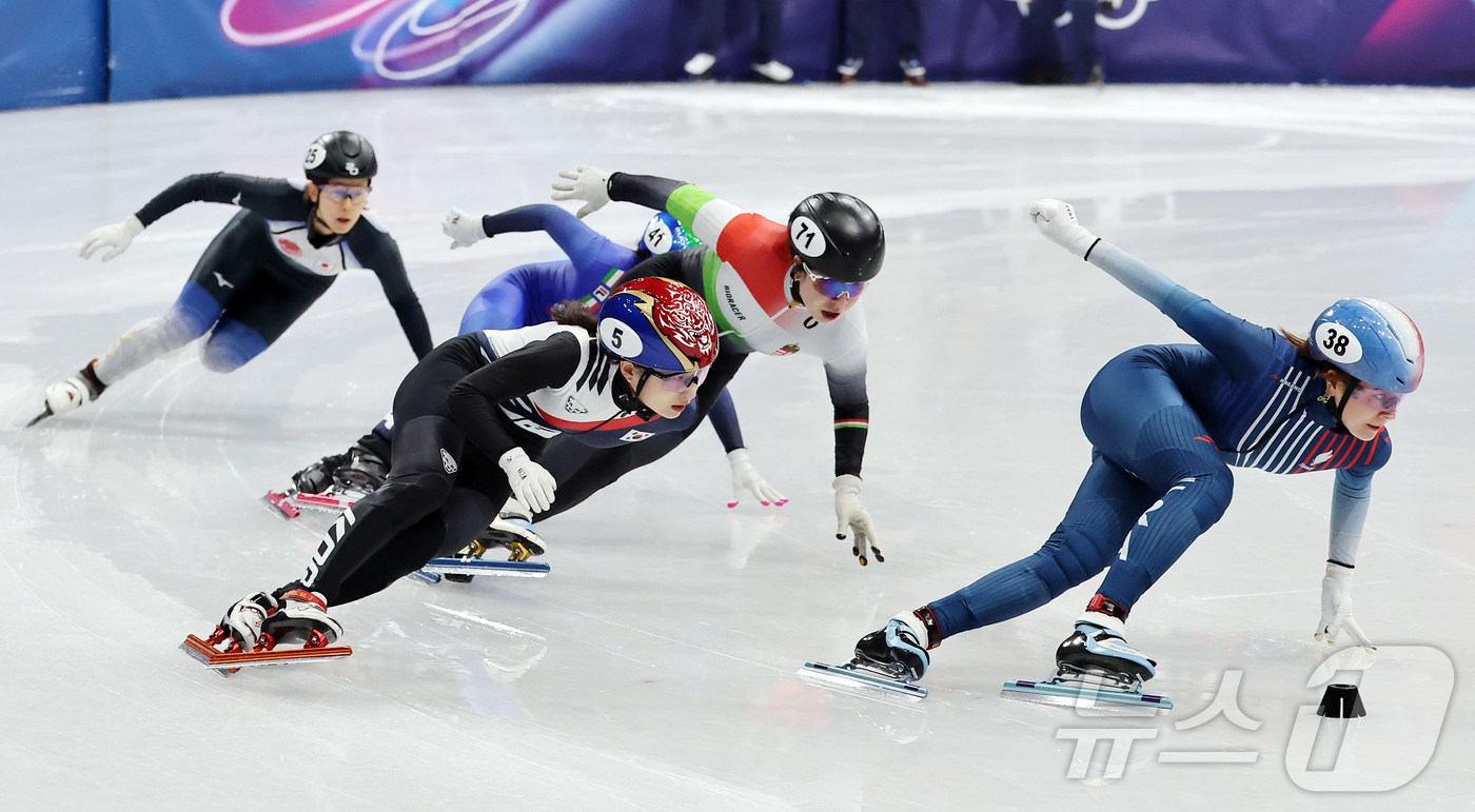 (밀라노=뉴스1) 김진환 기자 = 쇼트트랙 최민정이 20일(현지시간) 이탈리아 밀라노 아이스 스케이팅 아레나에서 열린 2026 밀라노·코르티나담페초 동계올림픽 쇼트트랙 여자 150 …