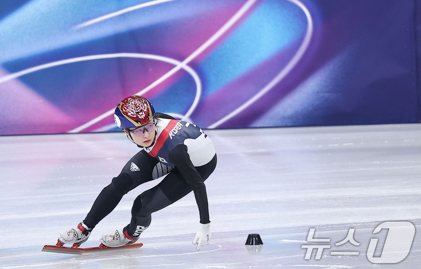 (밀라노=뉴스1) 김성진 기자 = 쇼트트랙 최민정이 20일(현지시간) 이탈리아 밀라노 아이스 스케이팅 아레나에서 열린 2026 밀라노·코르티나담페초 동계올림픽 쇼트트랙 여자 150 …