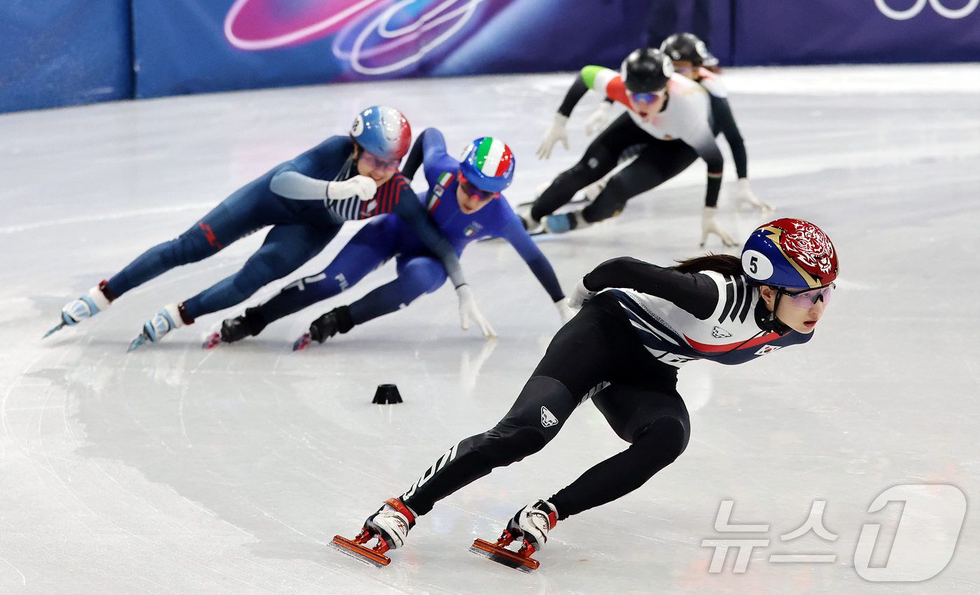 (밀라노=뉴스1) 김진환 기자 = 쇼트트랙 최민정이 20일(현지시간) 이탈리아 밀라노 아이스 스케이팅 아레나에서 열린 2026 밀라노·코르티나담페초 동계올림픽 쇼트트랙 여자 150 …