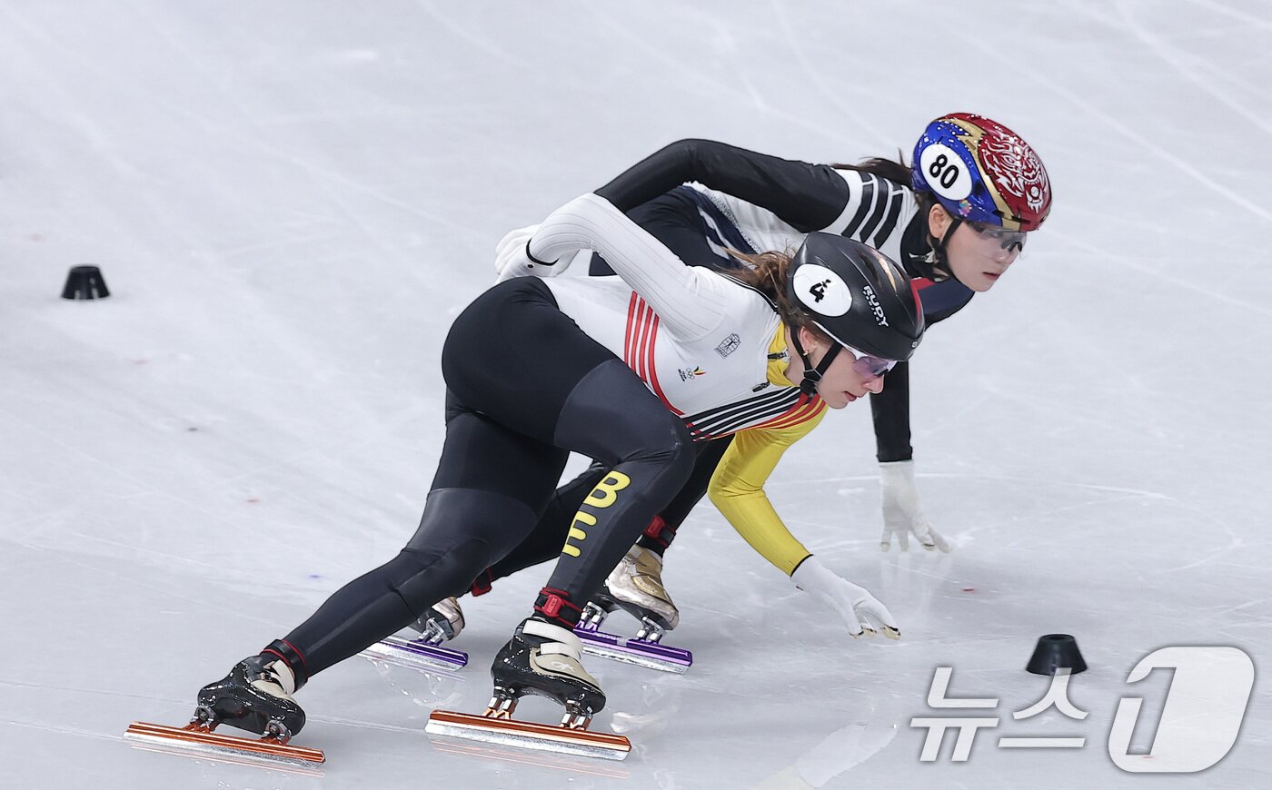 본문 이미지 - 쇼트트랙 노도희가 20일(현지시간) 이탈리아 밀라노 아이스 스케이팅 아레나에서 열린 2026 밀라노·코르티나담페초 동계올림픽 쇼트트랙 여자 1500m 준준결승에서 질주하고 있다. ⓒ 뉴스1 김성진 기자
