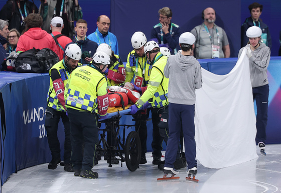 들것에 실려 나가는 카밀라 셀리에르