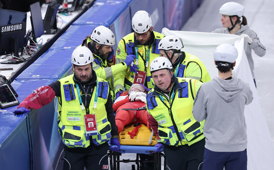 들것에 실려 나가는 카밀라 셀리에르