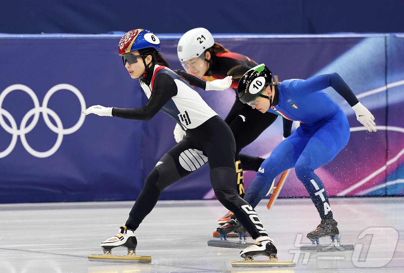본문 이미지 - 쇼트트랙 김길리가 20일(현지시간) 이탈리아 밀라노 아이스 스케이팅 아레나에서 열린 2026 밀라노·코르티나담페초 동계올림픽 쇼트트랙 여자 1500m 준결승에서 1위로 결승선을 통과하고 있다. 2026.2.21 ⓒ 뉴스1 김진환 기자