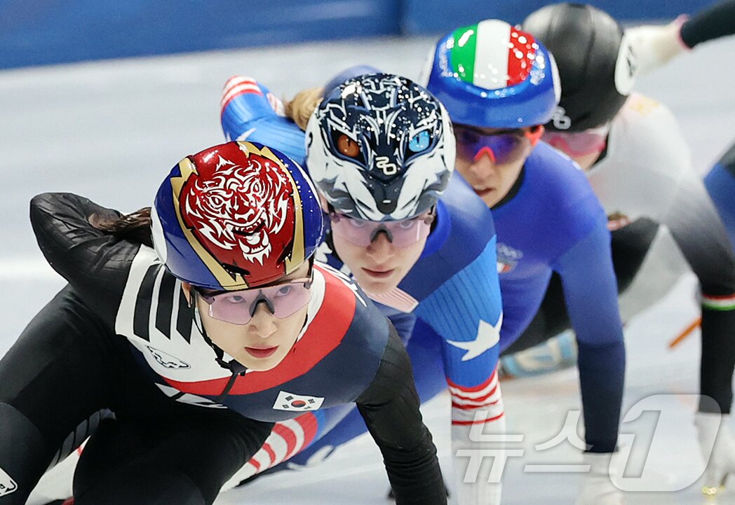 본문 이미지 - 쇼트트랙 최민정이 20일(현지시간) 이탈리아 밀라노 아이스 스케이팅 아레나에서 열린 2026 밀라노·코르티나담페초 동계올림픽 쇼트트랙 여자 1500m 준결승에서 역주하고 있다. 2026.2.21 ⓒ 뉴스1 김진환 기자