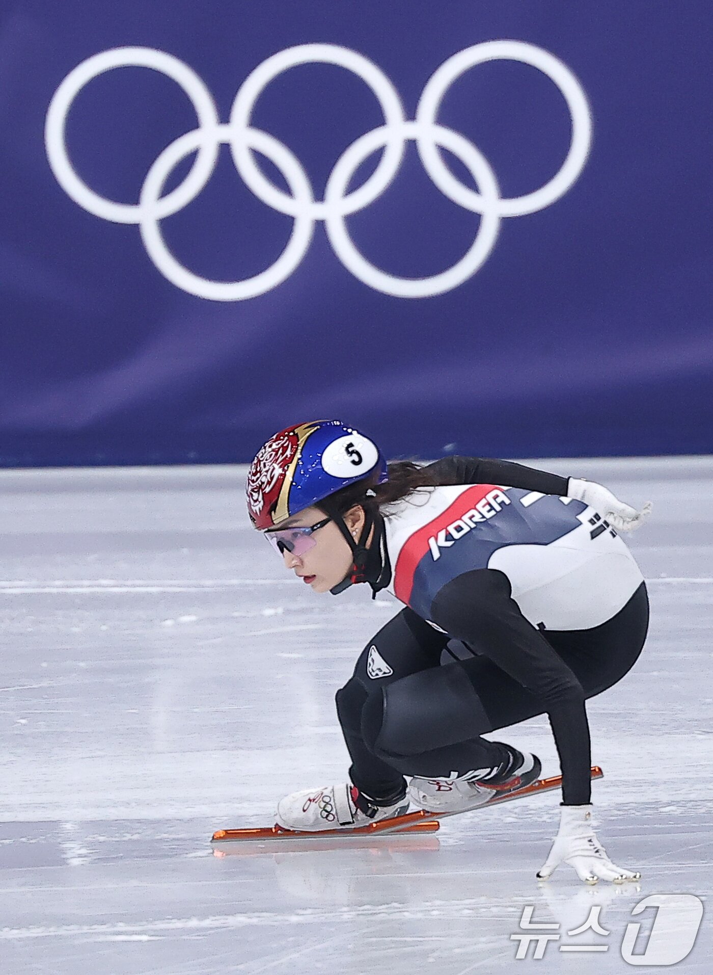 본문 이미지 - 쇼트트랙 최민정이 20일(현지시간) 이탈리아 밀라노 아이스 스케이팅 아레나에서 열린 2026 밀라노·코르티나담페초 동계올림픽 쇼트트랙 여자 1500m 준결승에서 질주하고 있다. 2026.2.21 ⓒ 뉴스1 김성진 기자