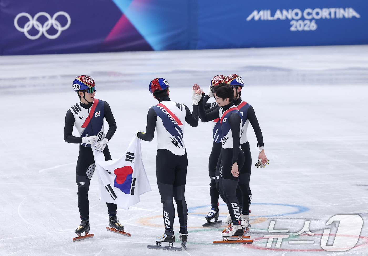 (밀라노=뉴스1) 김성진 기자 = 쇼트트랙 남자 대표팀이 20일(현지시간) 이탈리아 밀라노 아이스 스케이팅 아레나에서 열린 2026 밀라노·코르티나담페초 동계올림픽 쇼트트랙 남자 …
