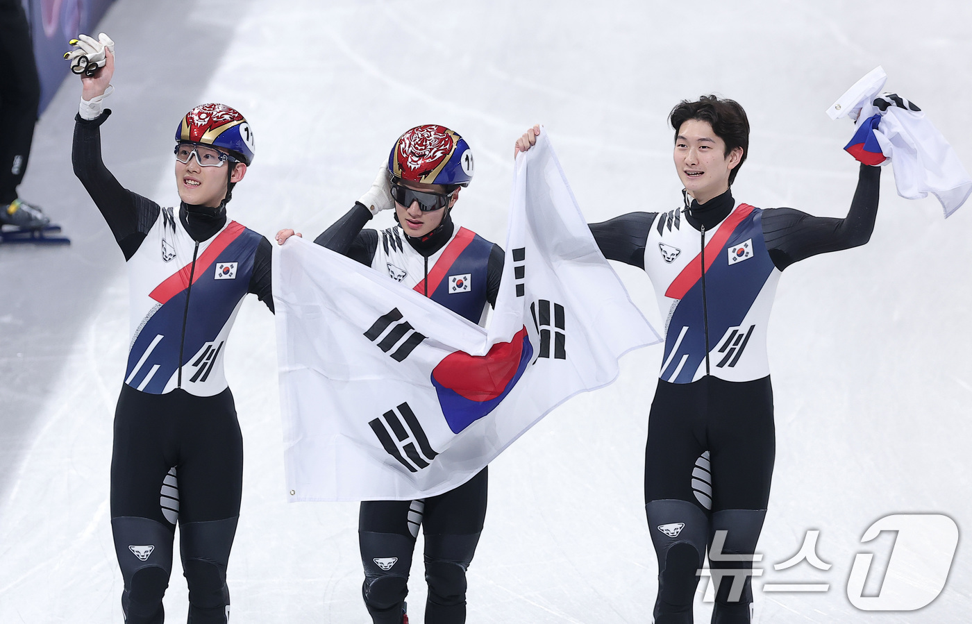 (밀라노=뉴스1) 김성진 기자 = 쇼트트랙 임종언(왼쪽부터), 이정민, 신동민이 20일(현지시간) 이탈리아 밀라노 아이스 스케이팅 아레나에서 열린 2026 밀라노·코르티나담페초 동 …