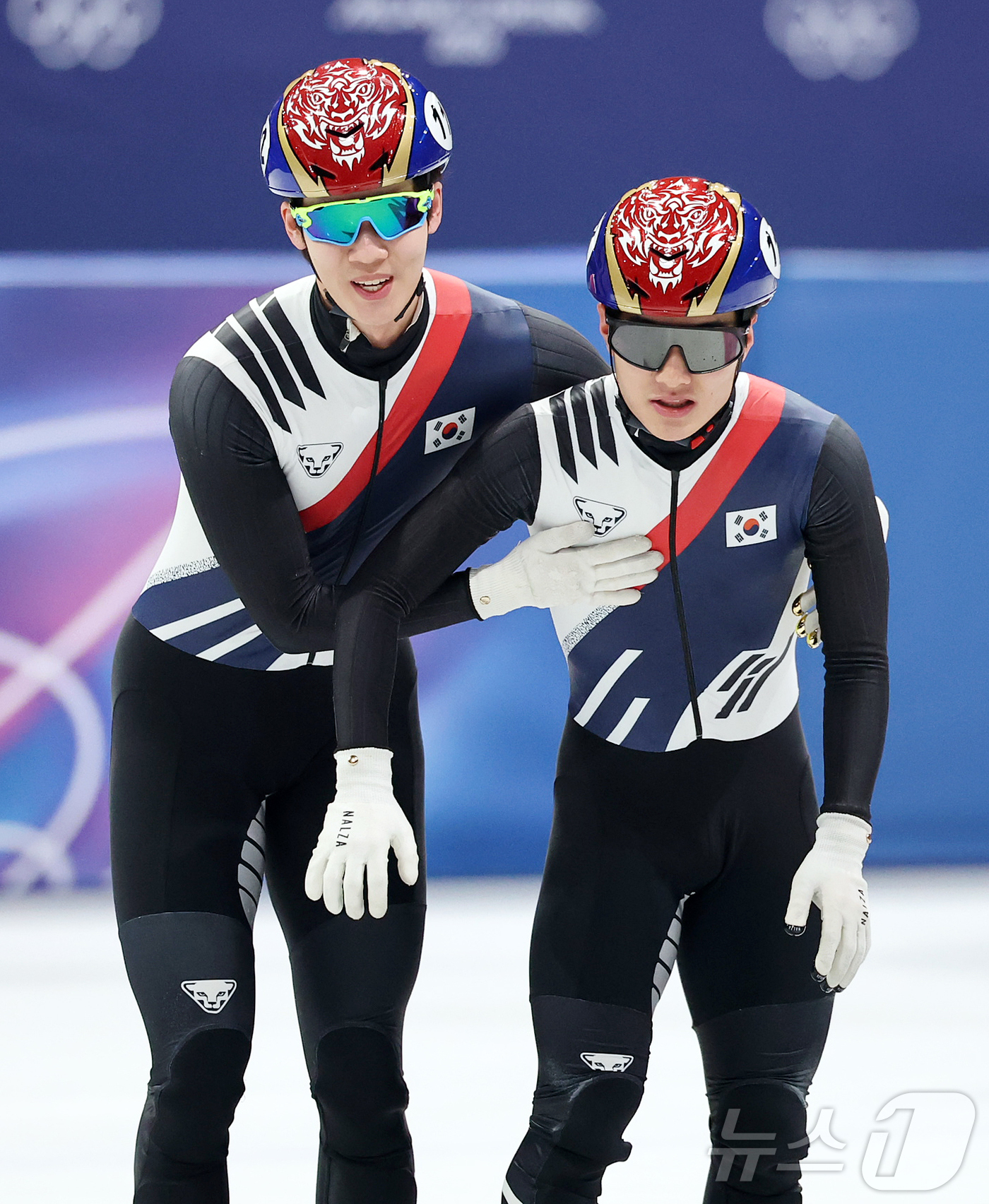 (밀라노=뉴스1) 김진환 기자 = 쇼트트랙 대표팀 이준서와 이정민(오른쪽)이 20일(현지시간) 이탈리아 밀라노 아이스스케이팅 아레나에서 열린 2026 밀라노·코르티나담페초 동계올림 …