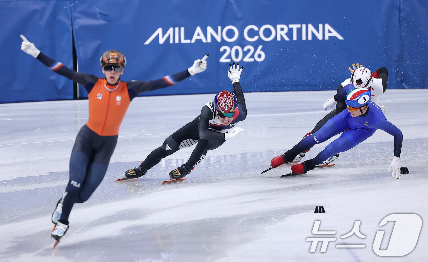 (밀라노=뉴스1) 김성진 기자 = 쇼트트랙 황대헌이 20일(현지시간) 이탈리아 밀라노 아이스 스케이팅 아레나에서 열린 2026 밀라노·코르티나담페초 동계올림픽 쇼트트랙 남자 500 …