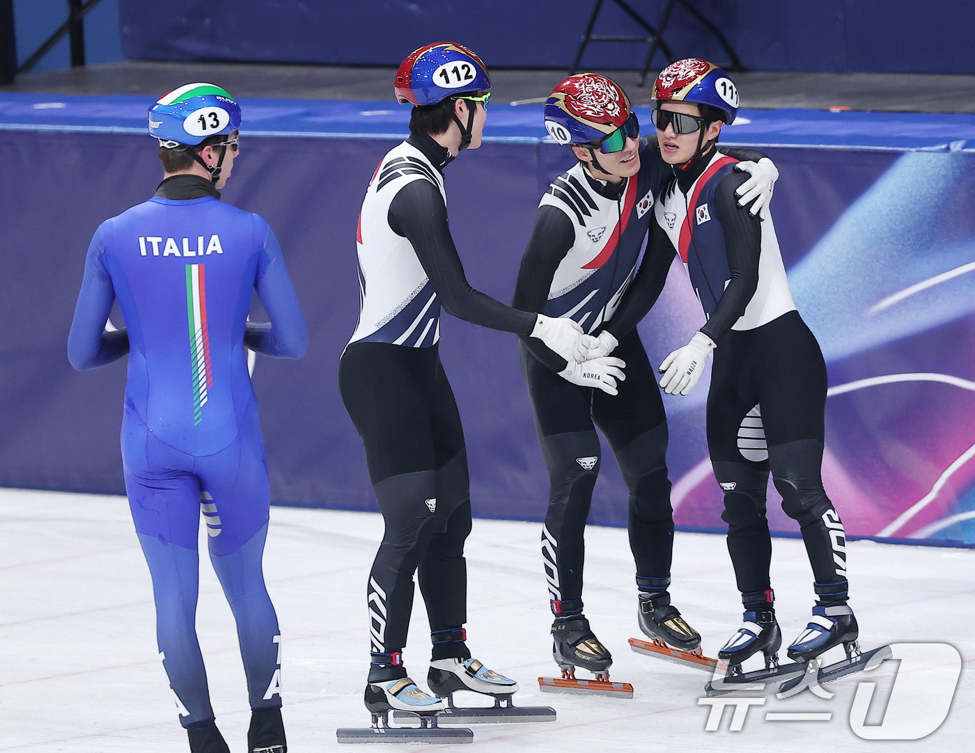 (밀라노=뉴스1) 김성진 기자 = 쇼트트랙 이준서와 황대헌이 20일(현지시간) 이탈리아 밀라노 아이스 스케이팅 아레나에서 열린 2026 밀라노·코르티나담페초 동계올림픽 쇼트트랙 남 …