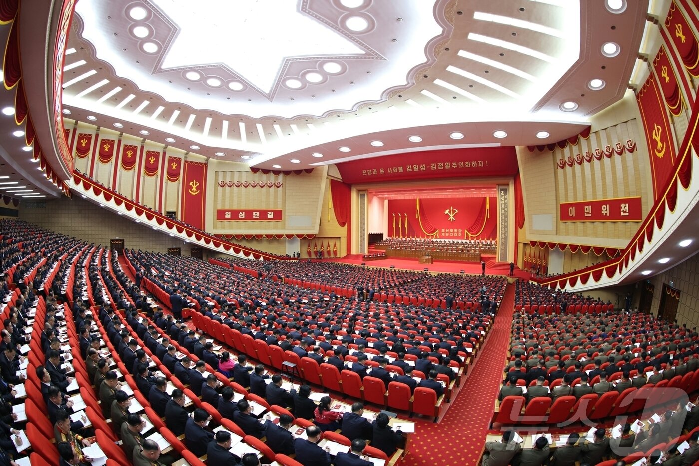 본문 이미지 - (평양 노동신문=뉴스1) = 북한 노동당 기관지 노동신문은 "20일 제9차대회 2일 회의에서 김정은 동지가 제8기 당중앙위원회 사업총화보고를 시작했으며, 회의에서는 당 및 국가정책 집행정형과 정치·경제·국방 등 전반 사업 성과를 토의했다＂라고 21일 보도했다. [국내에서만 사용가능. 재배포 금지. DB 금지. For Use Only in the Republic of Korea. Redistribution Prohibited] rodongphoto@news1.kr