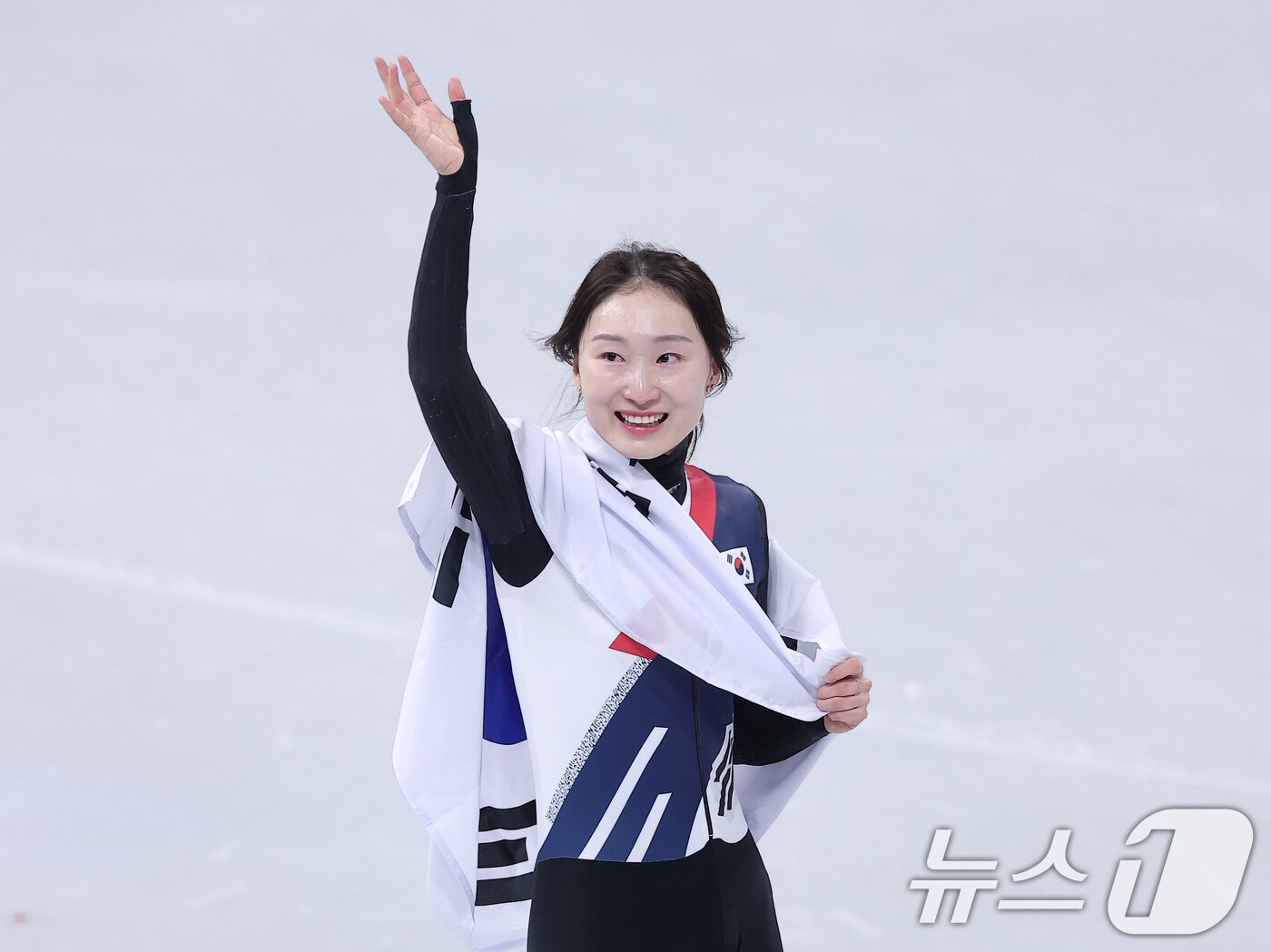 본문 이미지 - 쇼트트랙 최민정이 20일(현지시간) 이탈리아 밀라노 아이스 스케이팅 아레나에서 열린 2026 밀라노·코르티나담페초 동계올림픽 쇼트트랙 여자 1500m 결승에서 은메달을 확보한 후 태극기를 두른 채 인사하고 있다. ⓒ 뉴스1 김성진 기자