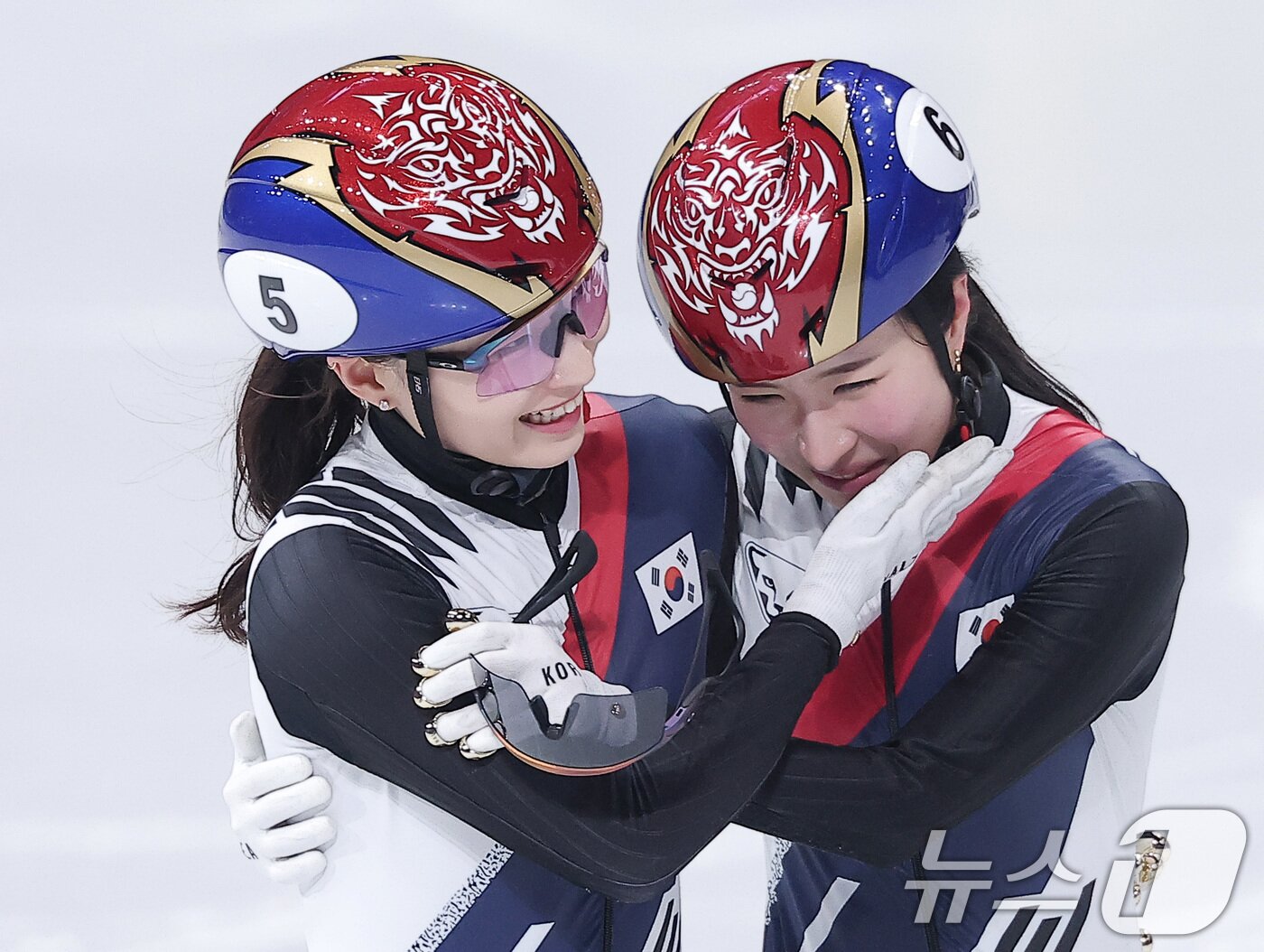 본문 이미지 - 쇼트트랙 여자 1500m에서 은메달을 확보한 최민정(왼쪽)이 20일(현지시간) 이탈리아 밀라노 아이스 스케이팅 아레나에서 열린 2026 밀라노·코르티나담페초 동계올림픽 쇼트트랙 여자 1500m 결승에서 금메달을 확보한 후 김길리를 축하하고 있다. 2026.2.21 ⓒ 뉴스1 김성진 기자