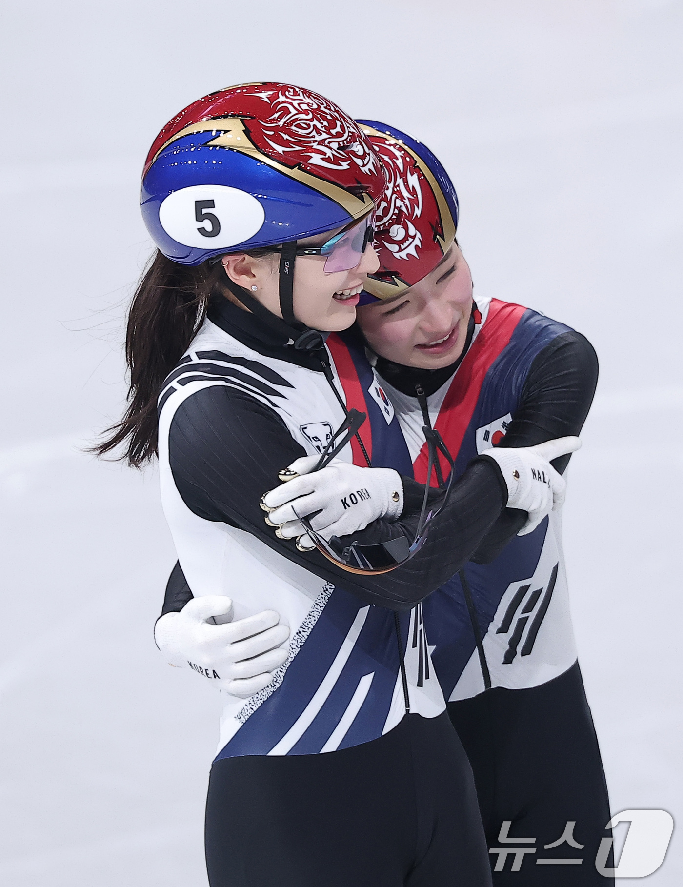 (밀라노=뉴스1) 김성진 기자 = 쇼트트랙 여자 1500m에서 은메달을 확보한 최민정(왼쪽)이 20일(현지시간) 이탈리아 밀라노 아이스 스케이팅 아레나에서 열린 2026 밀라노·코 …