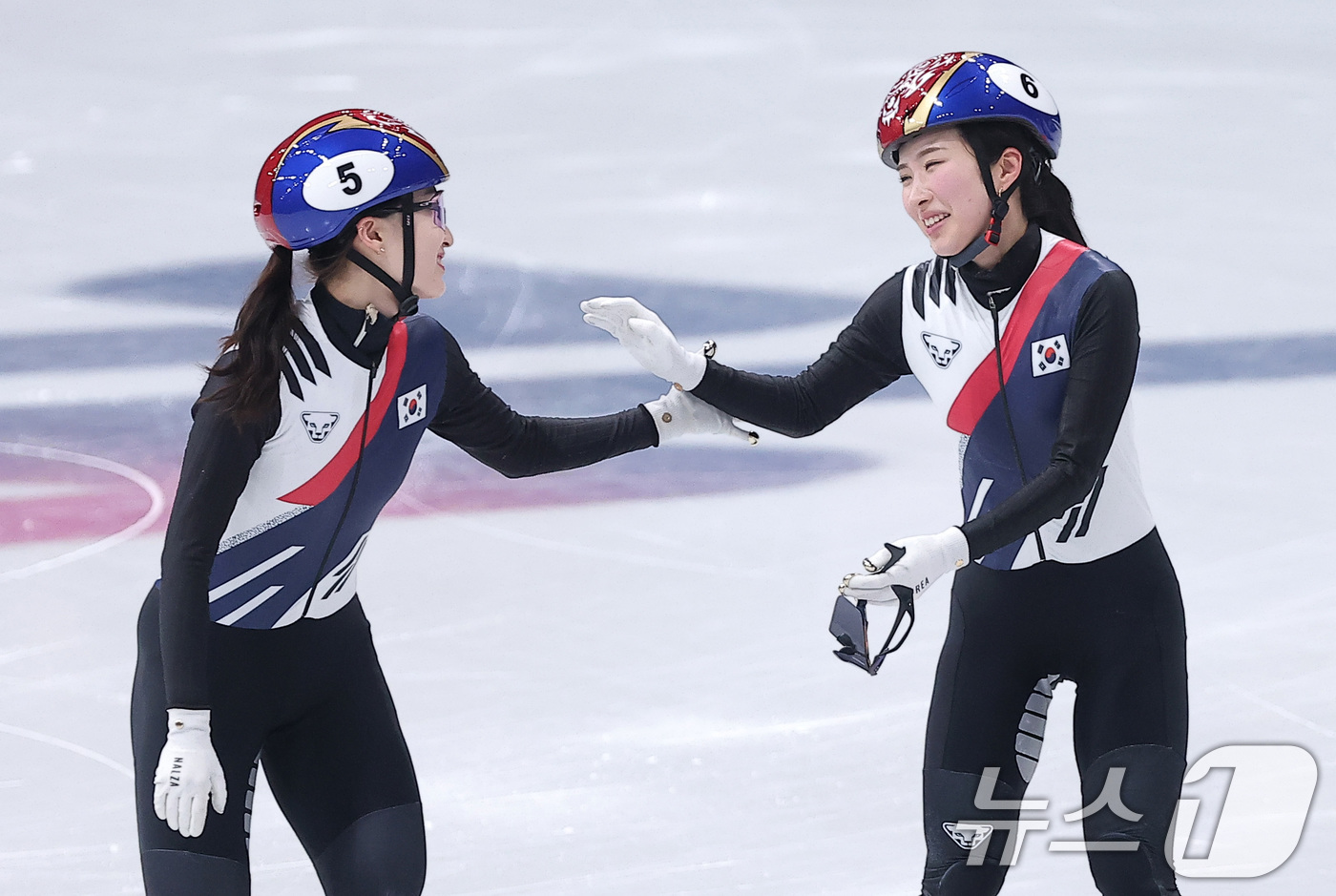 (밀라노=뉴스1) 김성진 기자 = 쇼트트랙 여자 1500m에서 은메달을 확보한 최민정(왼쪽)이 20일(현지시간) 이탈리아 밀라노 아이스 스케이팅 아레나에서 열린 2026 밀라노·코 …
