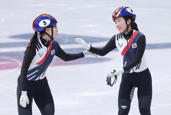 김길리 축하하는 최민정