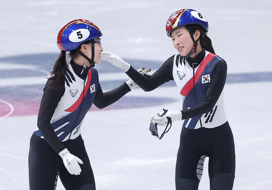 김길리 축하하는 최민정